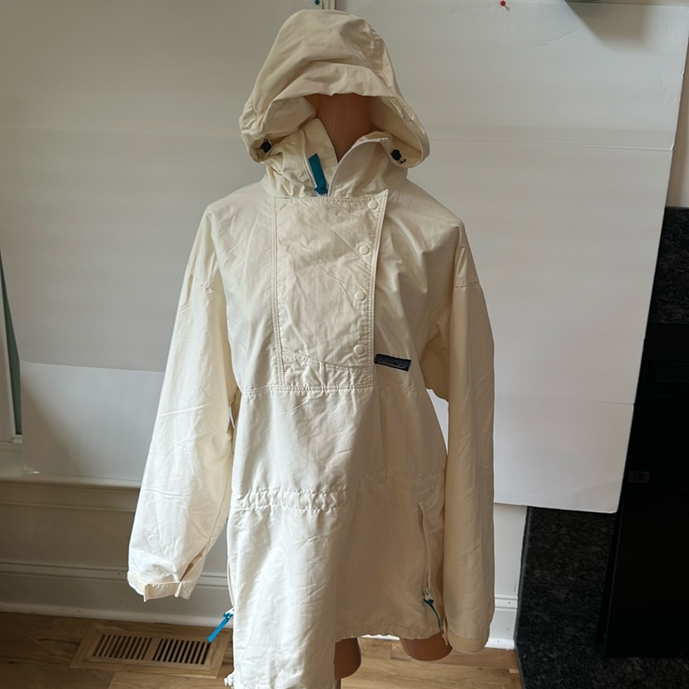 patagonia Light Weight Cream Hoody Jacket w/ Zip Up Pockets.Size 12
